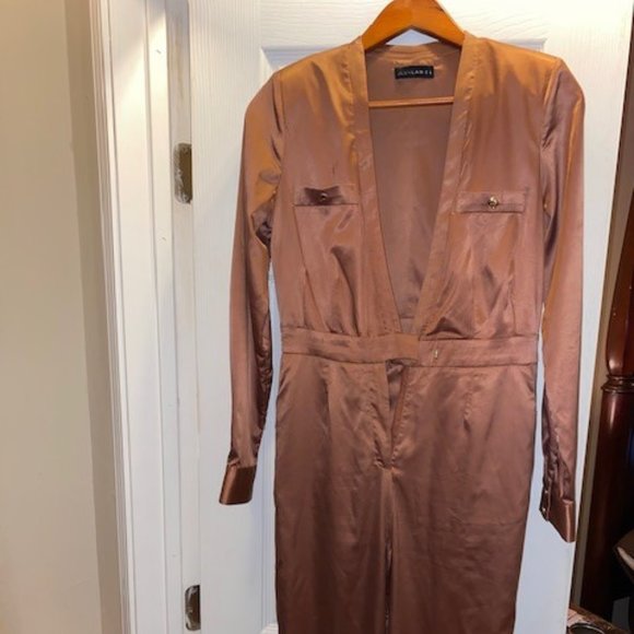 GOLD JLUX LABEL JUMPSUIT - Picture 2 of 8